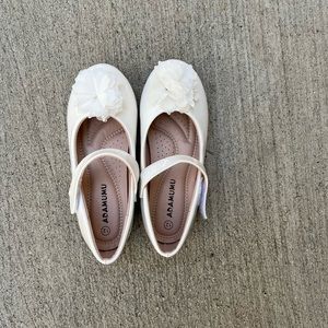 Girls ivory white shoes from HeHalnom, size 12